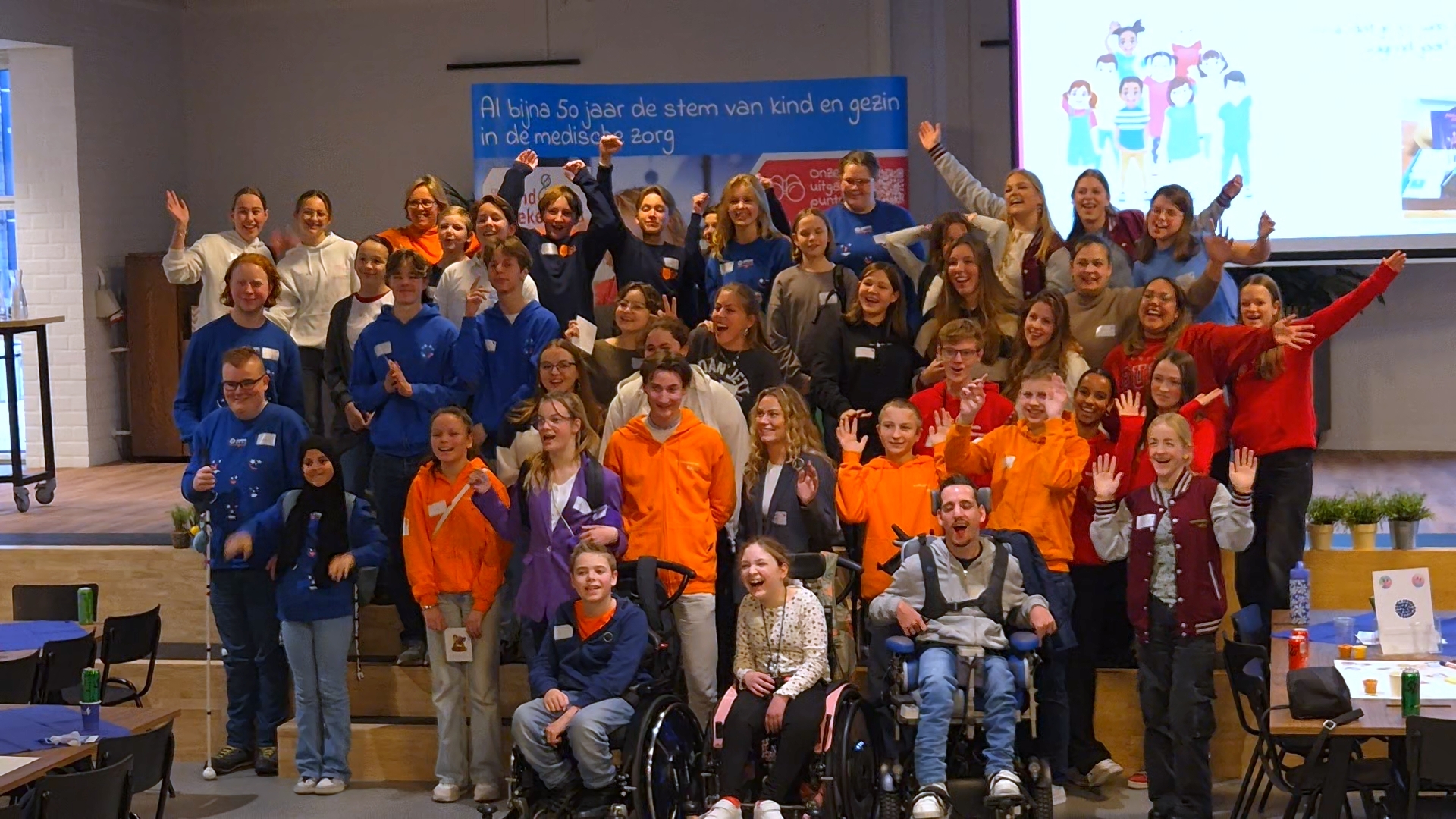 Groepsfoto moment waarbij jongeren juichen richting de camera