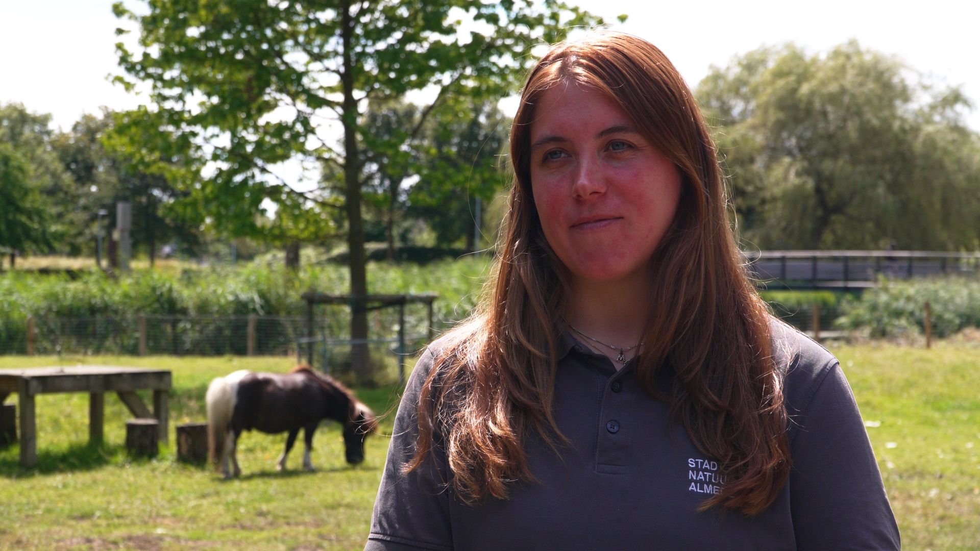 Dierenverzorger in beeld op de kinderboerderij