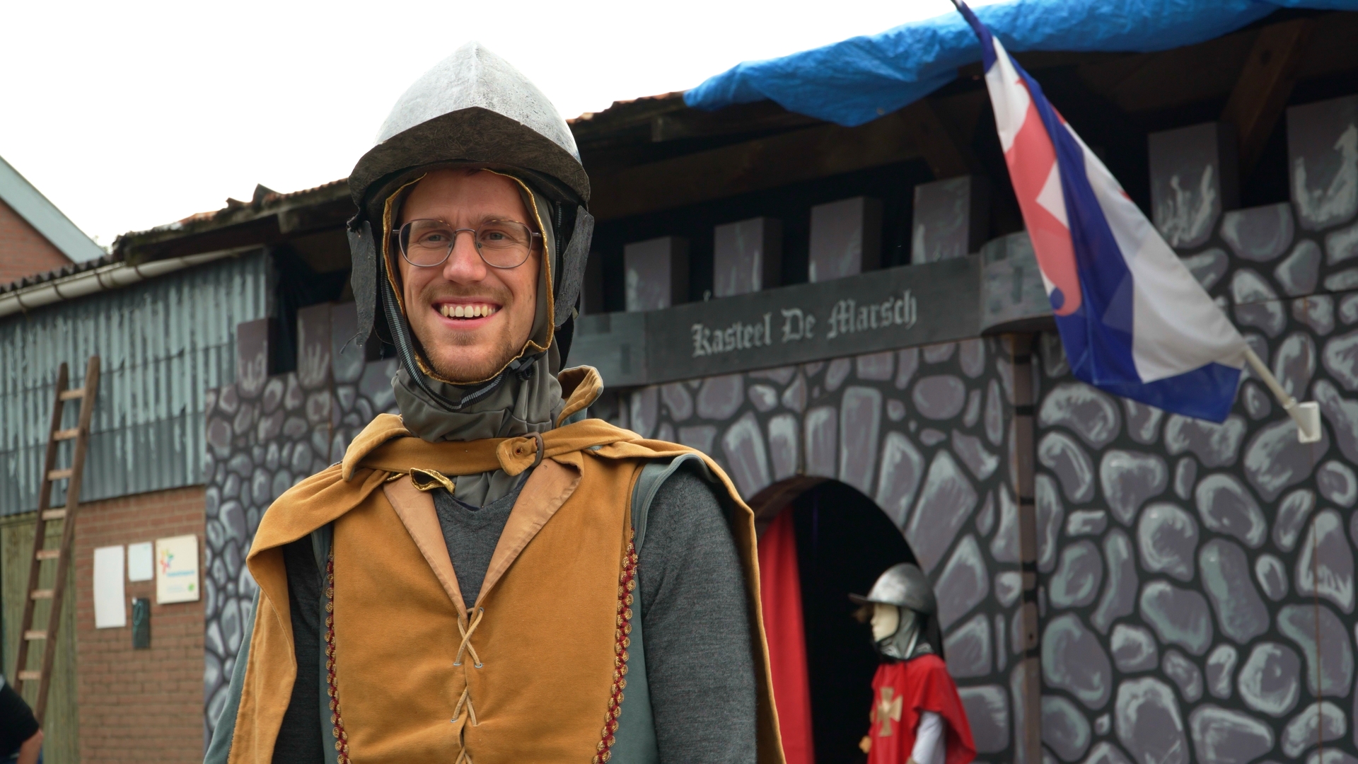 Ridder in beeld met decor van kasteel op de achtergrond