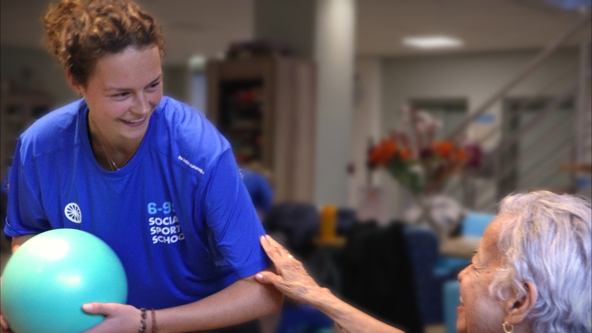 jongere vrouw is samen aan het sporten met oudere vrouw en ze lachen naar elkaar 